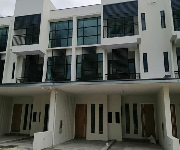 FOR SALE Moyan Link Townhouse (upper unit) jalan batu kawa Matang kuching