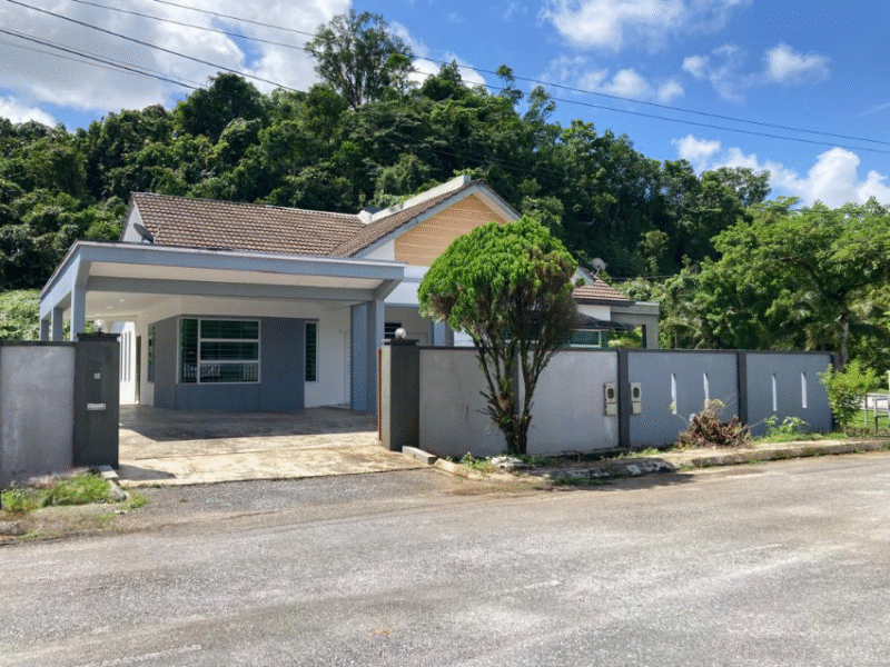 Single Storey Semi-Detached House at Jalan Landeh, 10th Mile Kota Padawan For Rent